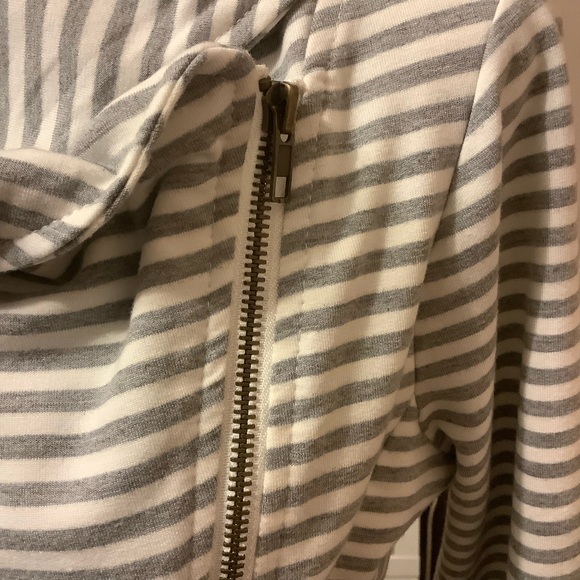 ANDREE BY UNIT GRAY & WHITE STRIPE COWL SIDE ZIP-UP SWEATER / Size S - Picture 7 of 11